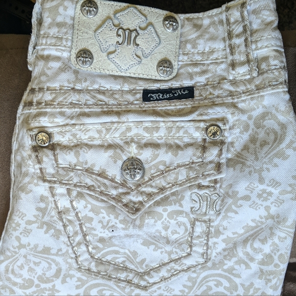Miss Me | Blingy Beige/Khaki & White Patterned Distressed Shorts - Picture 3 of 5